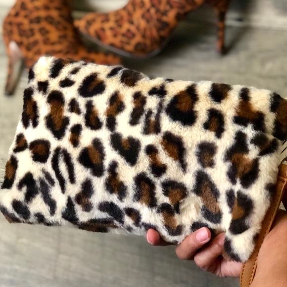 LAST1♥️Vegan Leopard Fur 🐆 Animal Print Wristlet - Picture 4 of 8